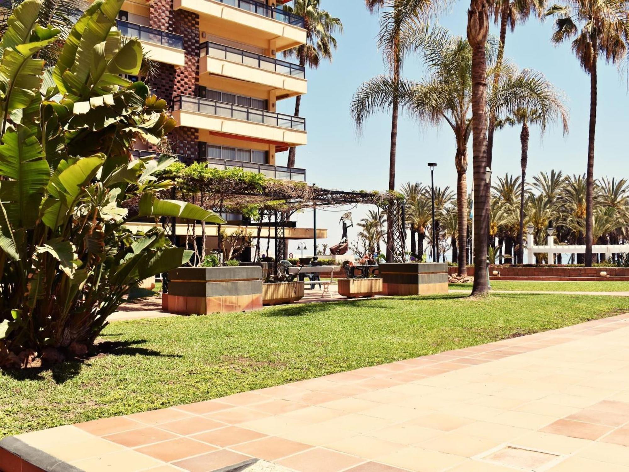 Luminoso apartamento de 3 dormitorios a pie de playa en Torremolinos Exterior foto